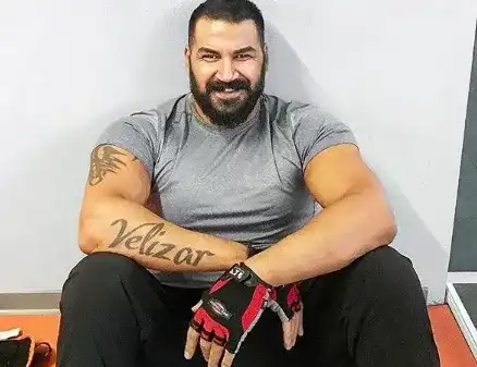 Азис се изнесе на каравана