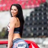 Биляна Йотовска боса в студа