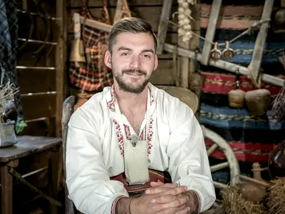 Бизнесмен прави четворка във „Фермата“