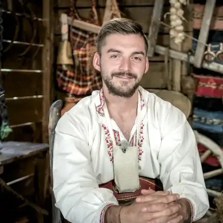 Бизнесмен прави четворка във „Фермата“