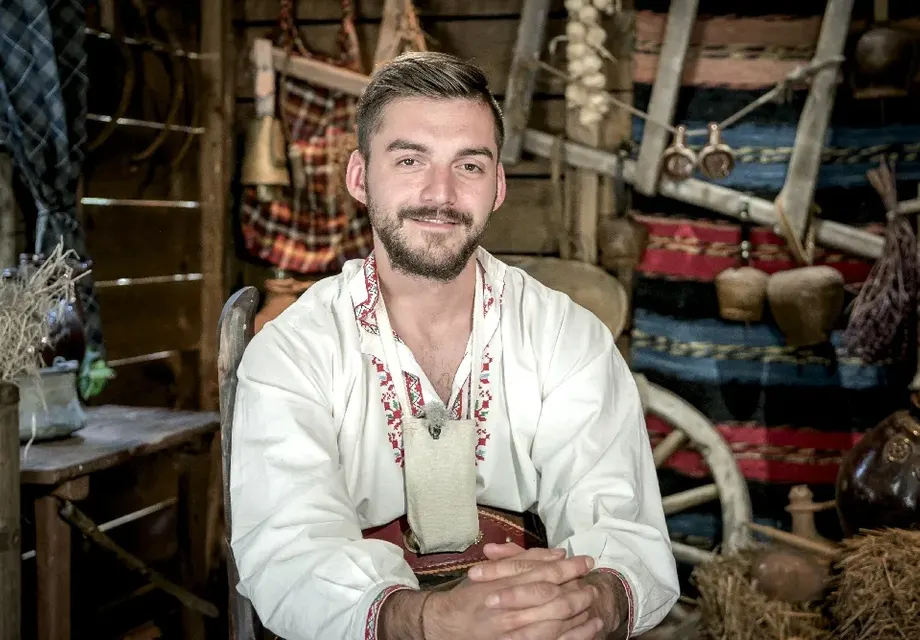 Бизнесмен прави четворка във „Фермата“