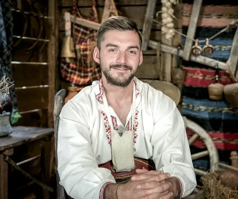 Бизнесмен прави четворка във „Фермата“