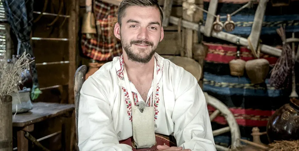 Бизнесмен прави четворка във „Фермата“