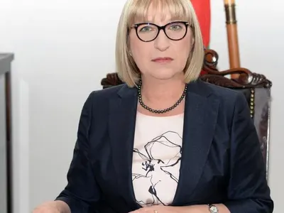 Цецка Цачева стана клиент на доктор Енчев (Бившата парламентарна шефка опъва бръчки)