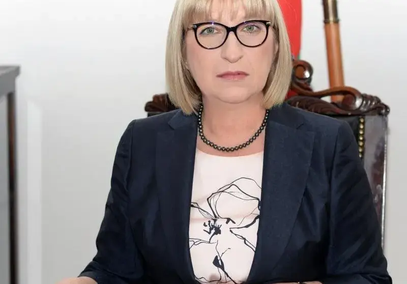 Цецка Цачева стана клиент на доктор Енчев (Бившата парламентарна шефка опъва бръчки)