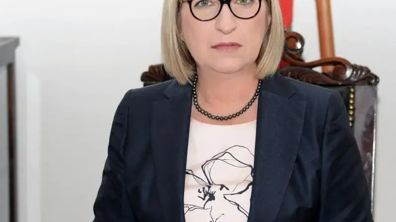 Цецка Цачева стана клиент на доктор Енчев (Бившата парламентарна шефка опъва бръчки)