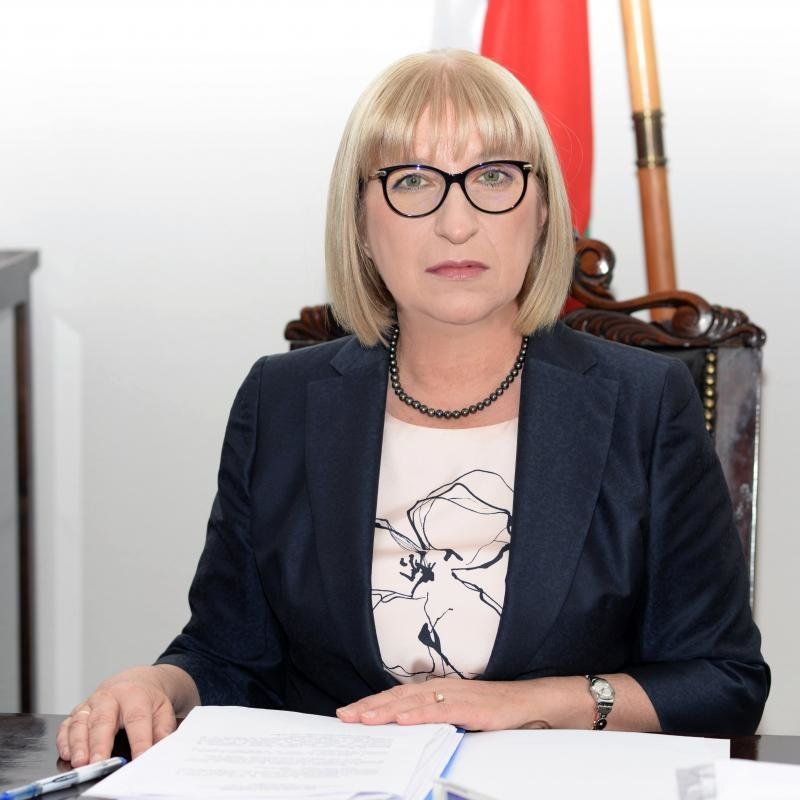 Цецка Цачева стана клиент на доктор Енчев (Бившата парламентарна шефка опъва бръчки)