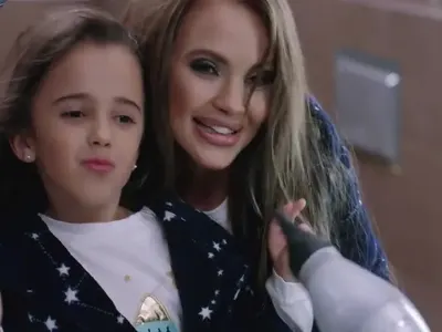 Цирк! Мария води 11-годишната си дъщеря на грим