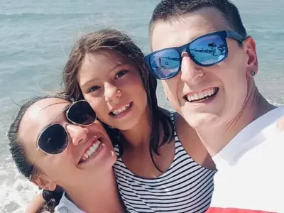 Дъщерята на кака Лара лудо влюбена