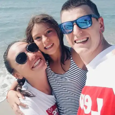 Дъщерята на кака Лара лудо влюбена