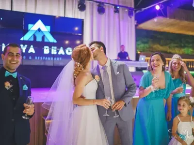 Деси Радева вдигна пищна морска сватба (Снимки)