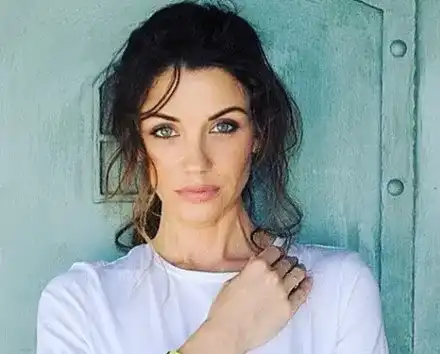 Диляна Попова изящна като статуетка