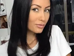 Джена си отряза косата