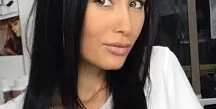 Джена си отряза косата