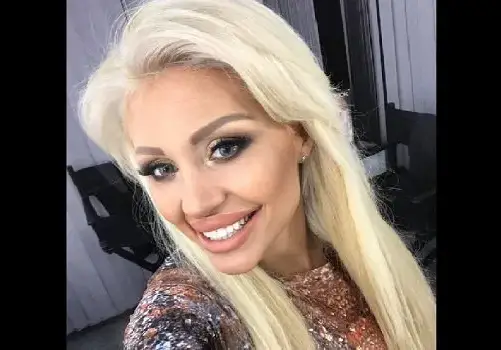 Джулиан Гани ражда естествено, посвещава песен на бебето си