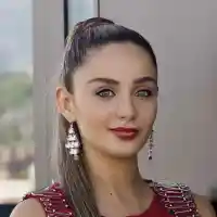 Елен Колева реди стихове: Аз съм бивша метреса, сега съм поетеса