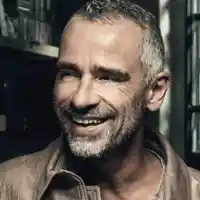 Ерос Рамацоти движи със специална лимузина из София