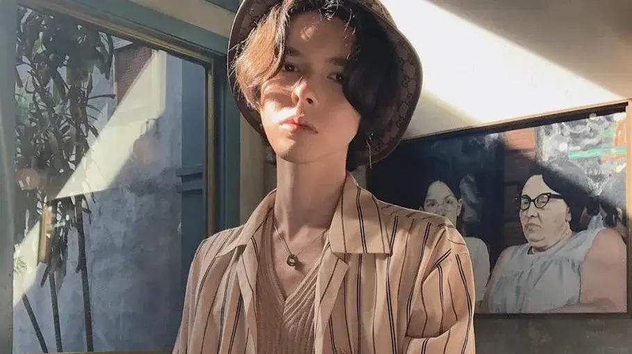 Фенове в потрес: Кристиан Костов ни размаха среден пръст! Певецът се оправдава, че му се спяло