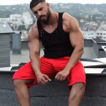 Фики вече не се сърди, че го подиграват за тънките му крачета