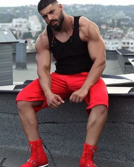 Фики вече не се сърди, че го подиграват за тънките му крачета