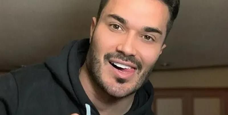 Галин едва говори със силиконовите си джуки, зъбите му блеснаха като тоалетна чиния!