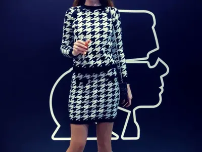 Глория Петкова тръгна по ботуши и минижуп