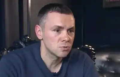 Ицо Хазарта пести от автомобил (Рапърът кара 30-годишна трошка)