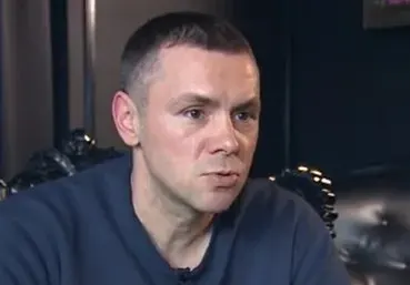 Ицо Хазарта пести от автомобил (Рапърът кара 30-годишна трошка)