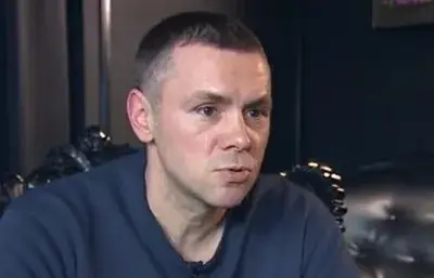 Ицо Хазарта пести от автомобил (Рапърът кара 30-годишна трошка)