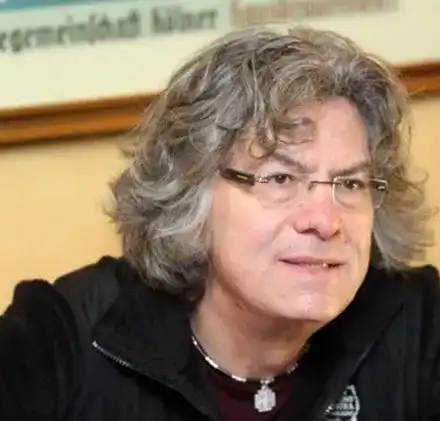 Иван Лечев бори грипа с лимони, мед и джинджифил