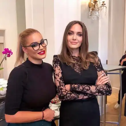 Жената на Джаферович се щракна с Джоли
