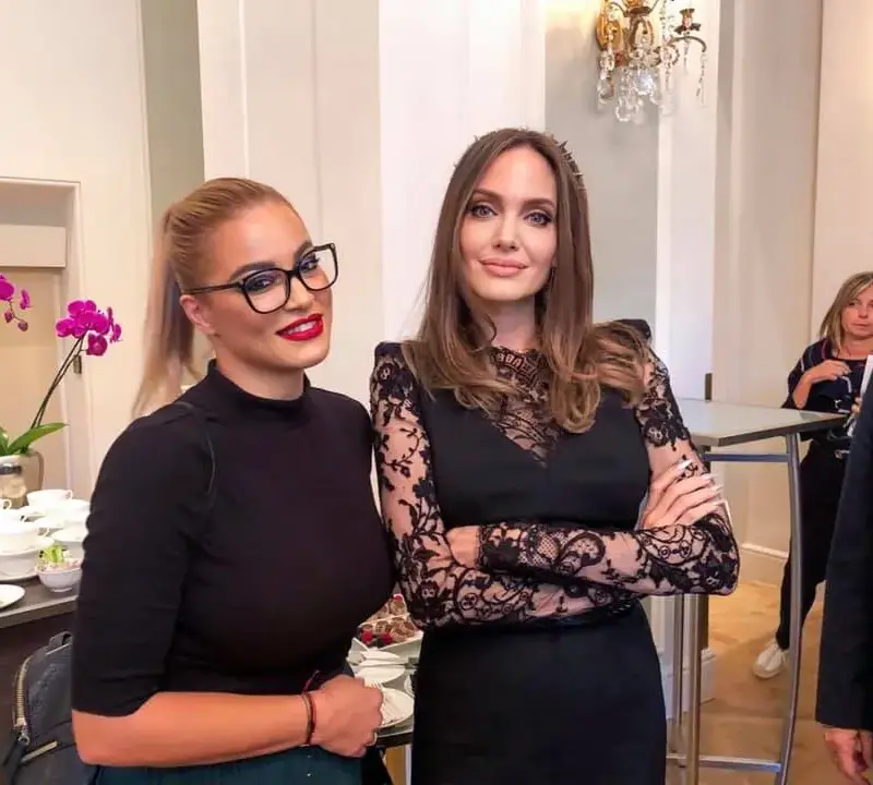 Жената на Джаферович се щракна с Джоли