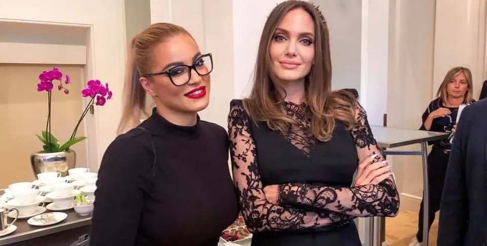 Жената на Джаферович се щракна с Джоли