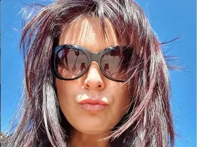 Жени Калканджиева се подиграва с България от Капри