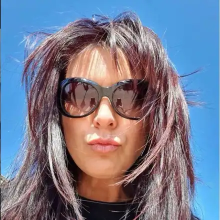 Жени Калканджиева се подиграва с България от Капри