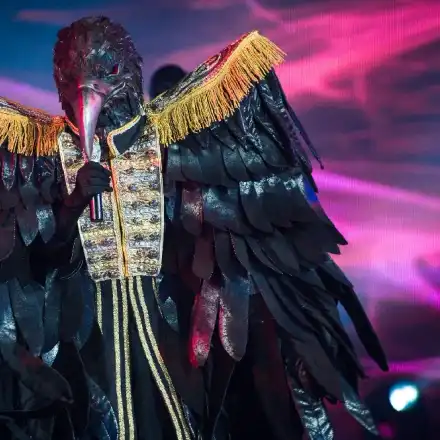 Кой се крие зад маската на Гарванът?