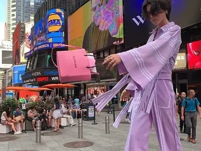 Кристиан Костов пак се кипри с женски тоалети