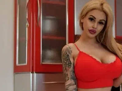 Кристин, българката с най-големия бюст, със секси татус