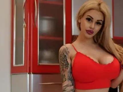 Кристин, българката с най-големия бюст, със секси татус