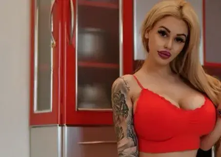 Кристин, българката с най-големия бюст, със секси татус