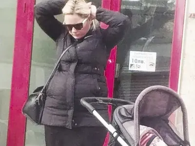 Лора Крумова бременна с трето в петия месец (Папарашка снимка)