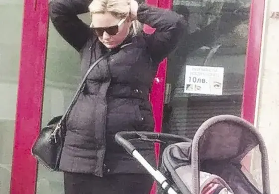 Лора Крумова бременна с трето в петия месец (Папарашка снимка)