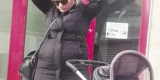 Лора Крумова бременна с трето в петия месец (Папарашка снимка)