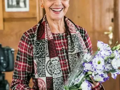 Лорд Евгени Минчев отсече: С моден трик  Етиен ни връща при Блейк, Разхубавена Рут, с изразена гръд, Криси Димитрова, като агент Щирлиц и още… + СНИМКИ