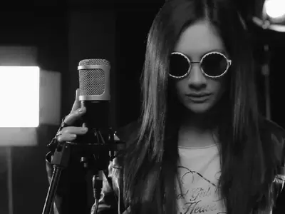 Мариана Попова с цайси като на мухата цеце