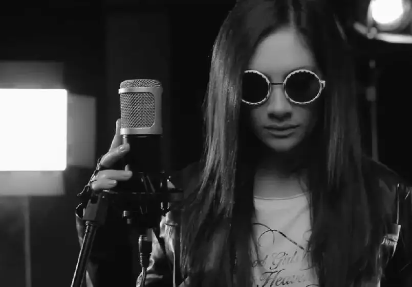 Мариана Попова с цайси като на мухата цеце