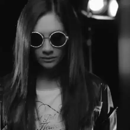 Мариана Попова с цайси като на мухата цеце