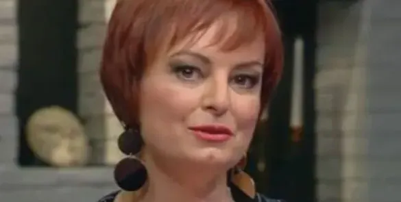 Мариана Векилска палува с прозрачна рокля в нощен бар