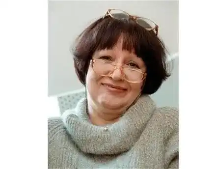 Миряна Башева се срамува от усмивката си (Поетесата няма пари за нови зъби)