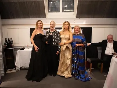 Мис Англия - дама на лорд Минчев за Българския бал в Лондон!